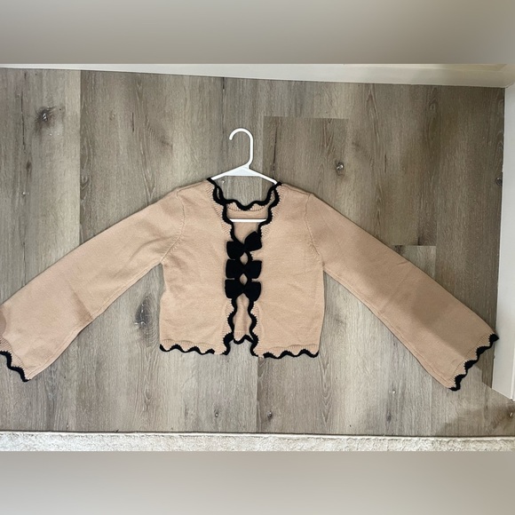 Commense Knit Contrast Wave Trim Bow Sweater Size Medium Tan and Black - Picture 10 of 12